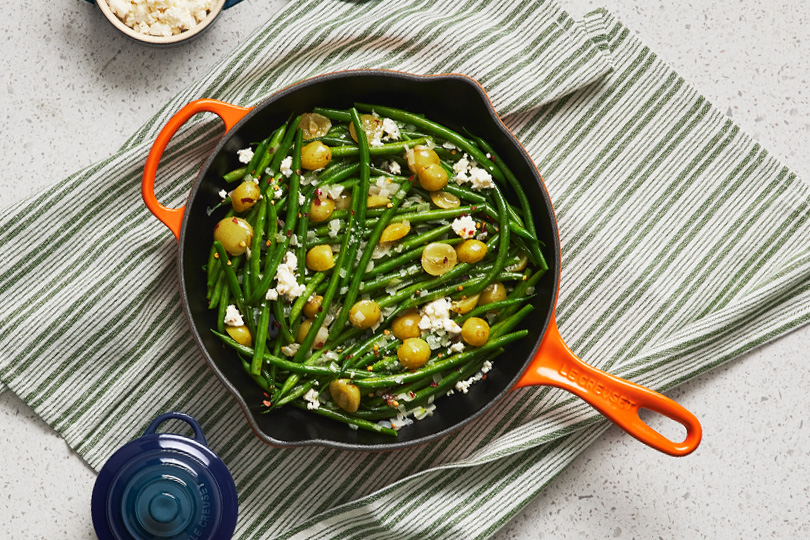 Haricots verts sautés avec raisins et feta